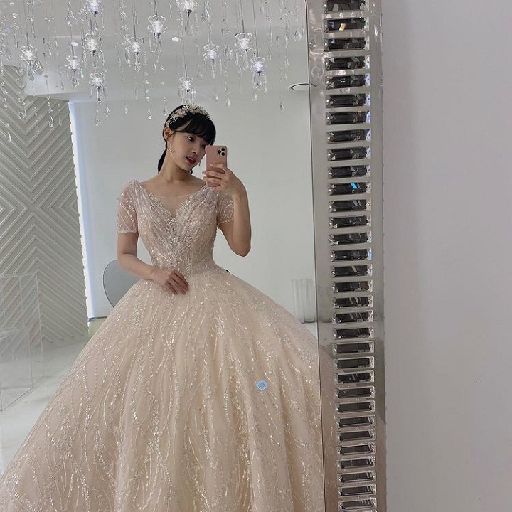 Hyunjoo Anggun dalam balutan <i>dress</i> mewah