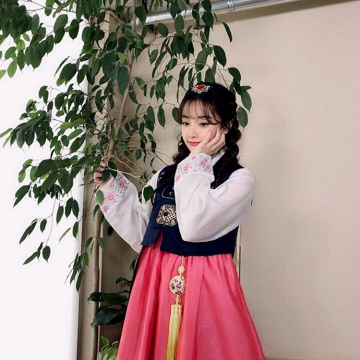 Tampilan menawan Hyunjoo dalam balutan Hanbok