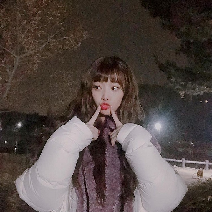 Hyunjoo dengan rambut panjang  tampak sangat manis