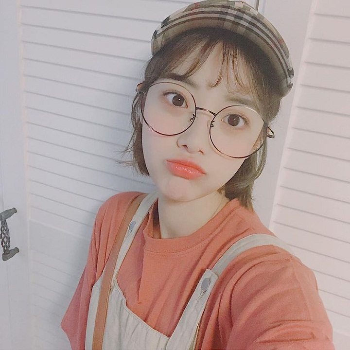 Hyunjoo kenakan kacamata justru tambah imut