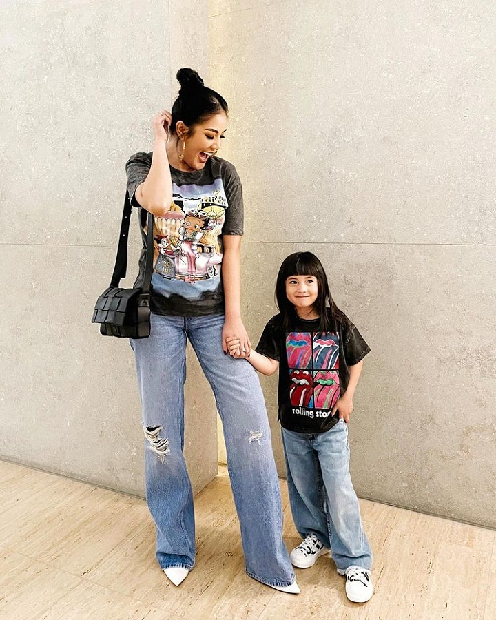 Nindy ayunda kompakan <i>outfit</i> bareng kanara