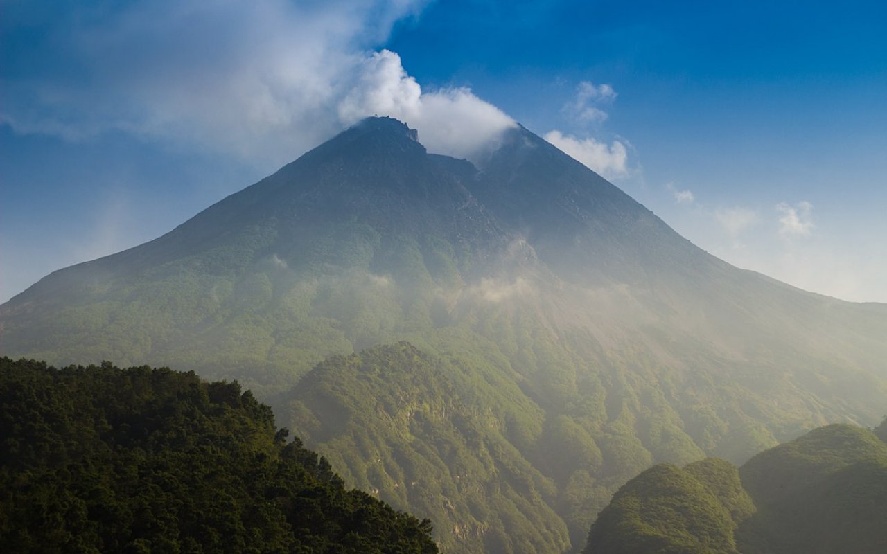 Sleman Diguyur Hujan Abu Usai Gunung Merapi 3 Kali Luncurkan Awan Panas Guguran