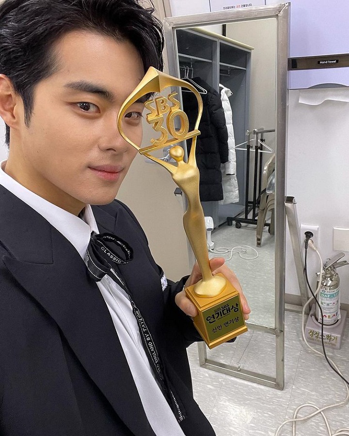 Byeong Gyu Tampil menawan dengan setelan jas