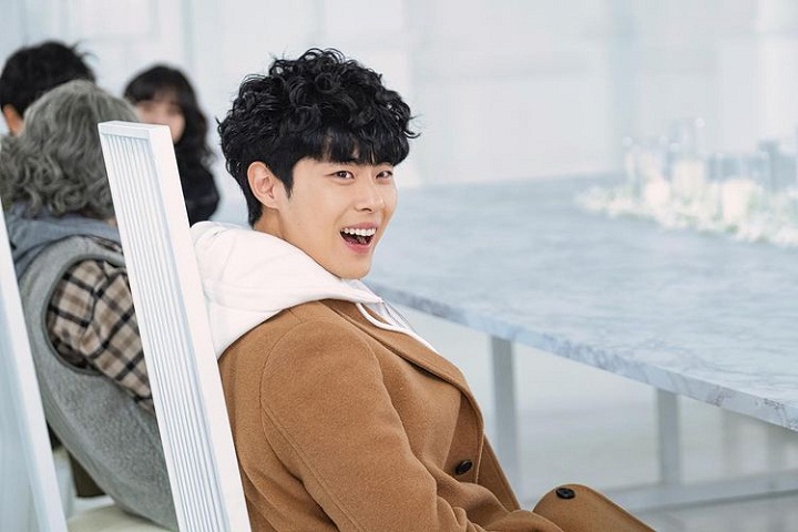 Ketampanan Jo Byeong Gyu saat tersenyum