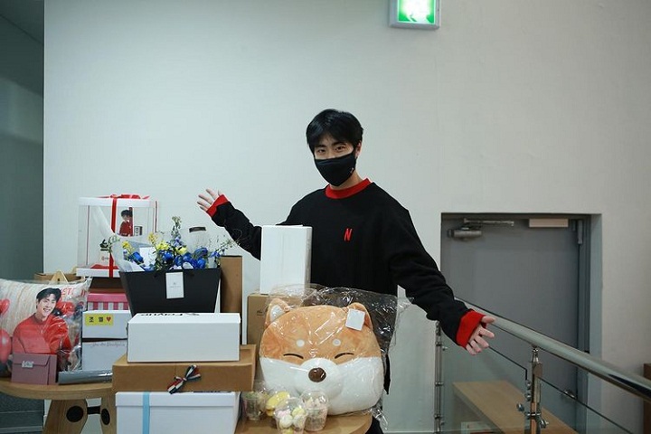 Jo Byeong Gyu bahagia menerima hadiah penggemar