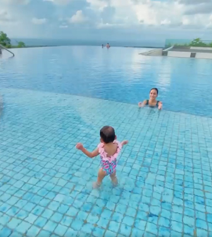Shandy Aulia ajari renang claire