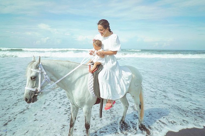 Claire dan Shandy Aulia berkuda bersama