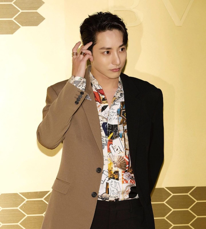 Lee Soo Hyuk Tampil dengan Jas Dua Warna