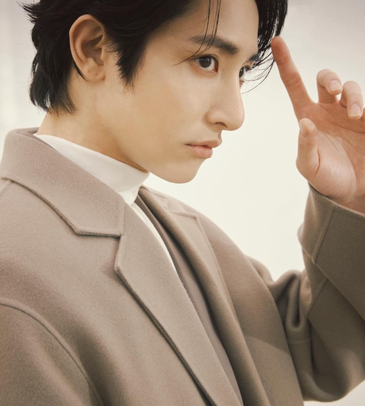 Pesona Lee Soo Hyuk Saat Foto Dari Samping 