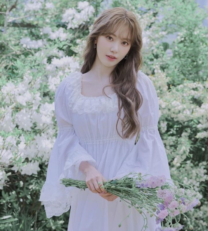 Sakura Tampil dengan Balutan <i>Dress</i> Putih