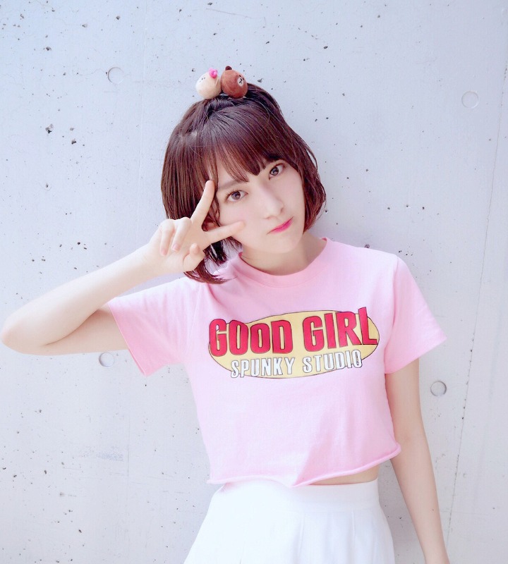 Pose Dua Jari Sakura Tampak Semakin Imut 