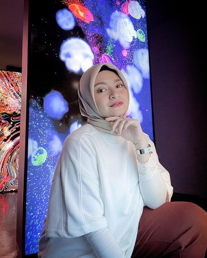 Nathalie Holscher Kenakan Baju <i>Oversize</i> Putih Polos