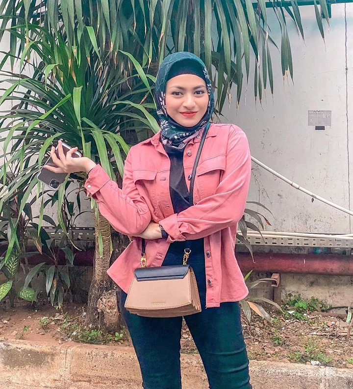 Nathalie Holscher Tampil Santai Dengan Jaket Warna Pink