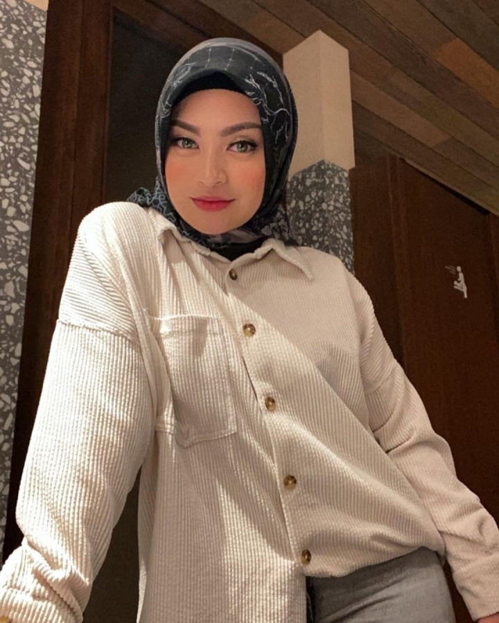 Nathalie Holscher Terlihat Menawan Dengan Baju Corduroy Putih