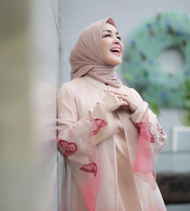 Parasnya yang Cantik dengan Senyuman Manis