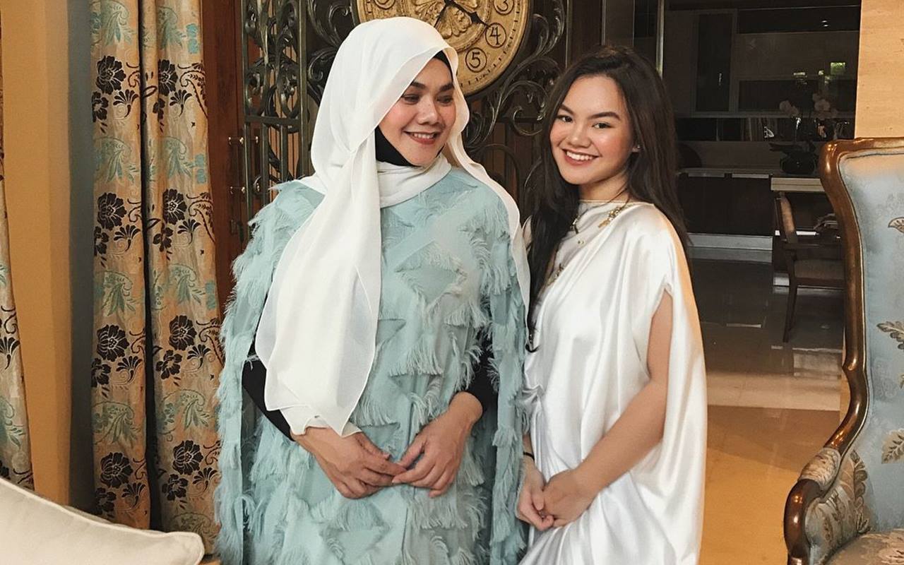 Shafa Harris Tampil Kenakan Pakaian Terbuka, Disangkutpautkan Dengan Penampilan Ibunda Berhijab