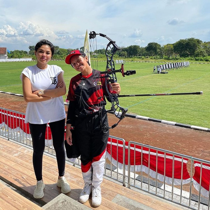 Nikita Mirzani Dampingi Laura Lomba Panah
