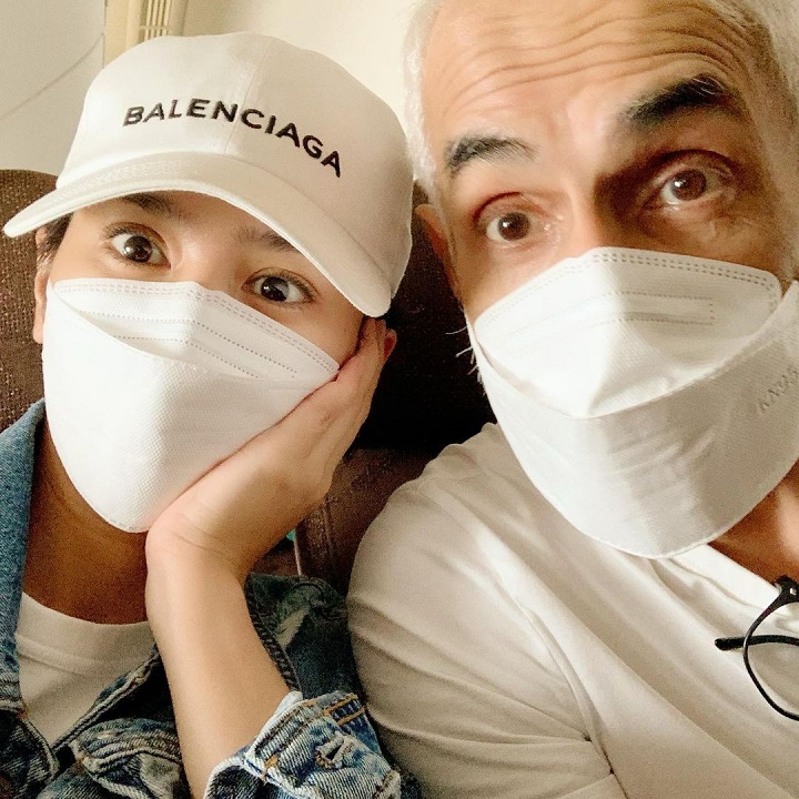 Kompak Pakai Masker Putih 