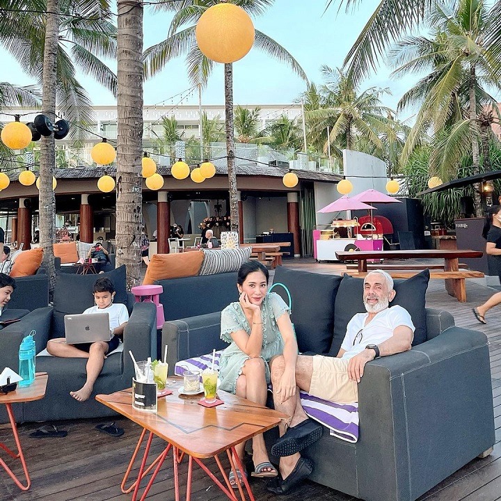 Santai di Restoran Luar Ruangan 