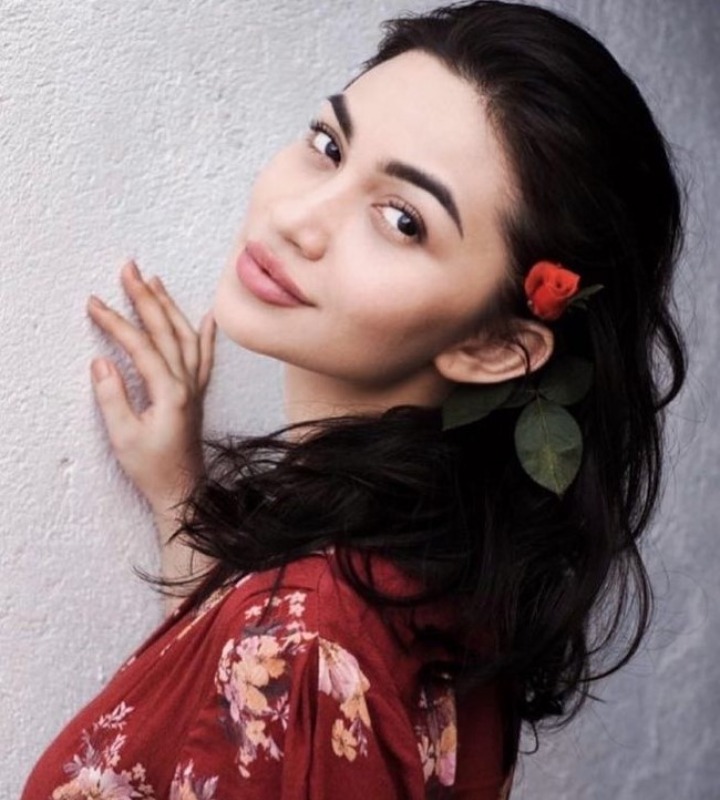 Ariel Tatum dan Bunga Merah yang Indah