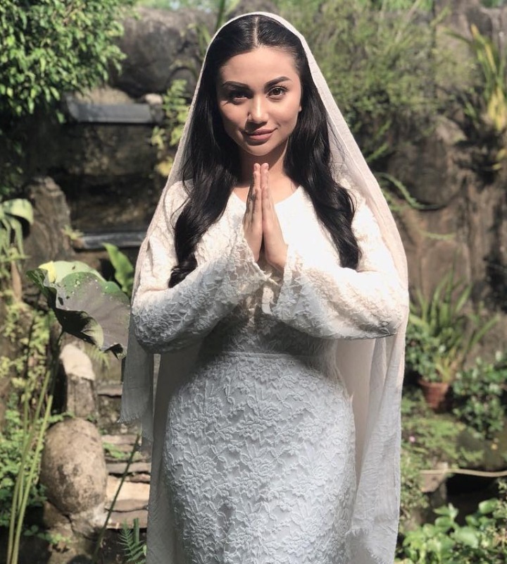 Ariel Tatum Tampil dengan Kerudung Putih