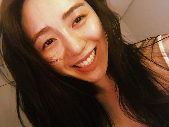 Senyum lebar Kwon Mina Bikin Jatuh hati