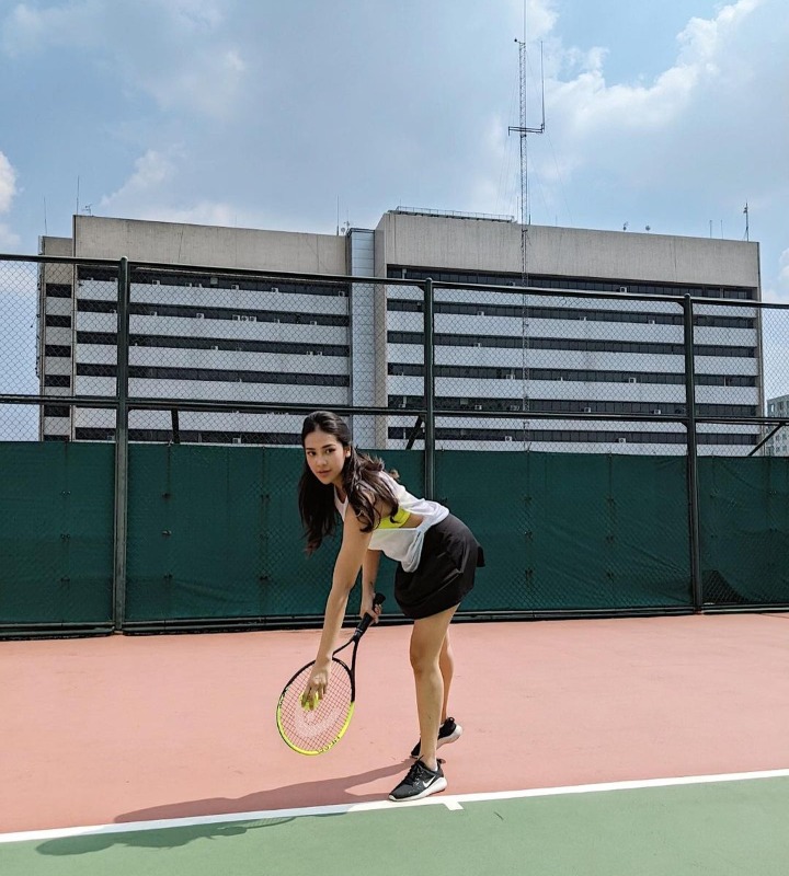 Tetap Feminin Meski Sedang Bermain Tenis