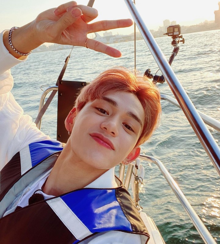 Potret Bahagia <i>Selfie</i> di Laut