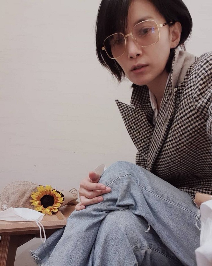 Dengan jas motif dan kacamata, Kim So Hyung makin menarik
