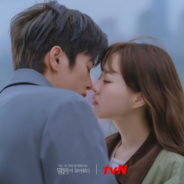 Adegan Sedih Park Bo Young dan Seo In Guk Ini Jadi Favorit Shin Do Hyun di \'Doom at Your Service\'