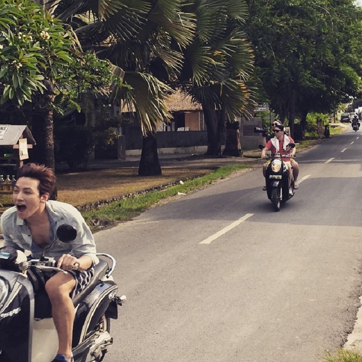Naik Motor Matic Di Jalan Tanpa Helm