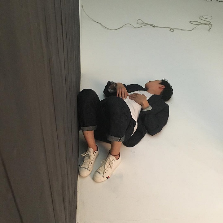 Ji Chang Wook Terbaring Santai di Lantai