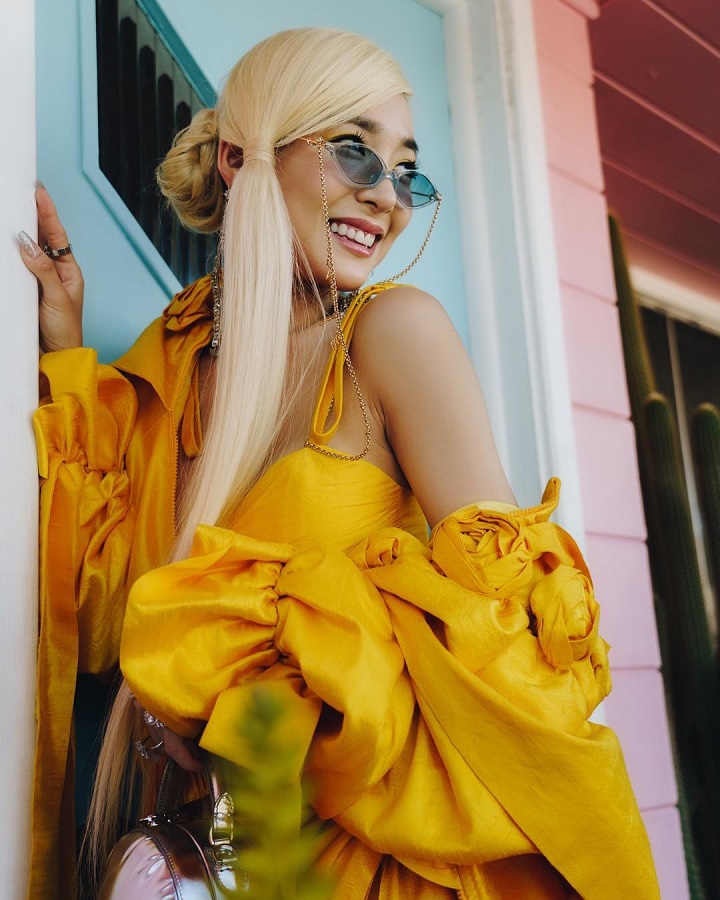 Rambut pirang dipadu <i>outfit</i> kuning cerah