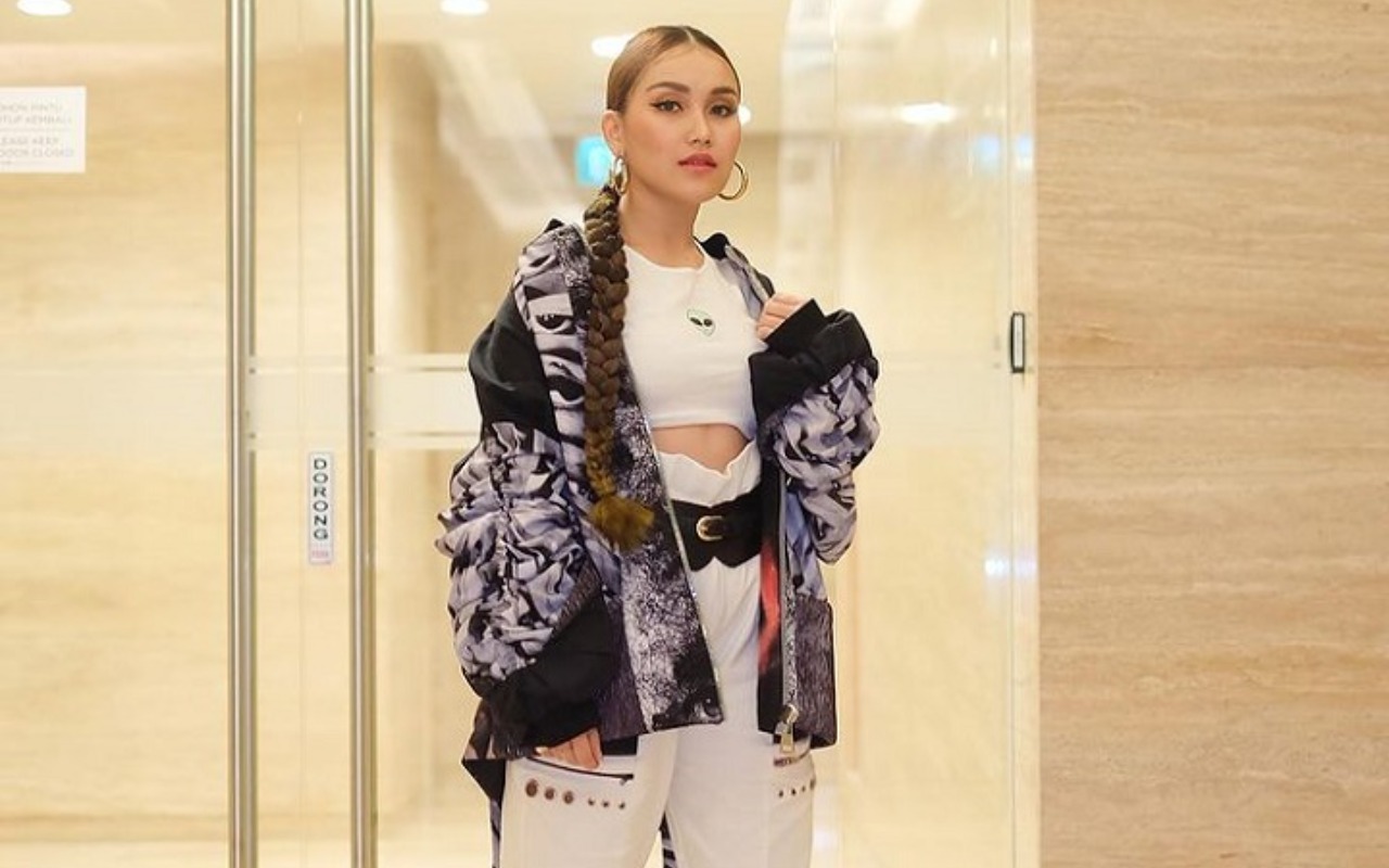 Cover Dance Jessi Hingga ITZY, Intip 7 Potret Ayu Ting Ting Tampil Korean Style