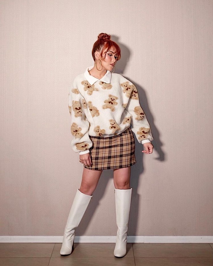 <i>Mini skirt</i> tantan dan <i>sweater oversized</i>