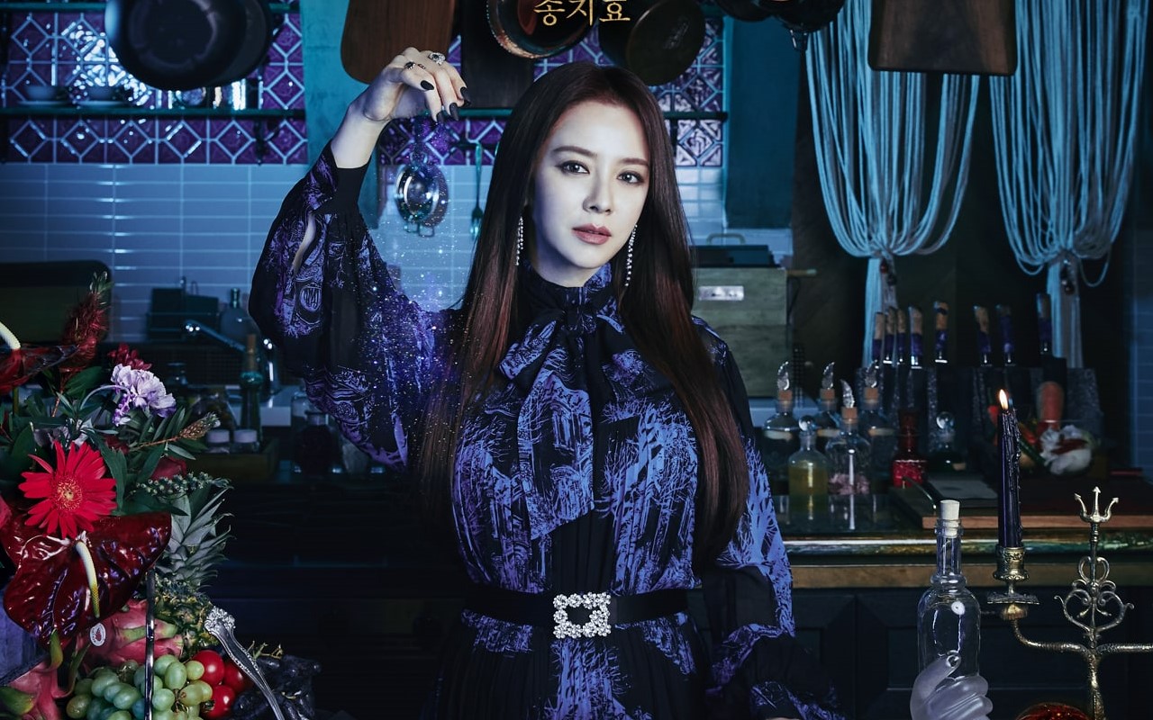 Riasan Bold, Dandanan Penyihir Song Ji Hyo di 'The Witch's Diner' Bikin Pangling