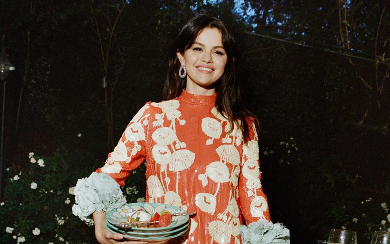 Selena Gomez Pose Seksi Kenakan Pakaian Renang Desainnya Sendiri, Kolaborasi dengan La'Mariette