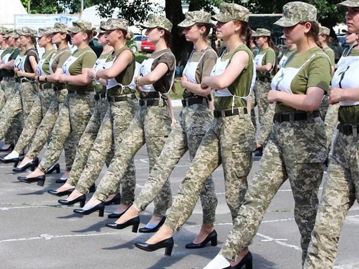 Sepatu hak tinggi tentara wanita Ukraina