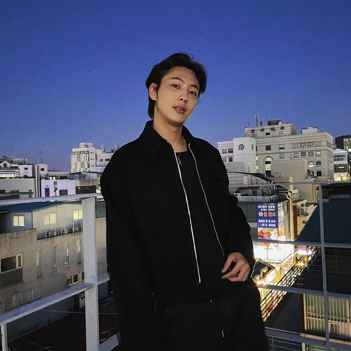 Makin tampan saat tersenyum