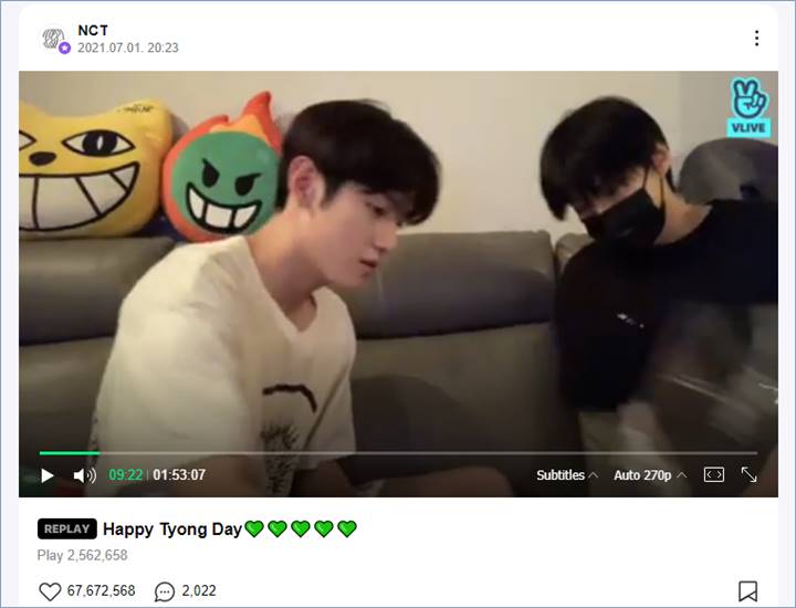 Doyoung NCT menemani Taeyong melakukan V Live