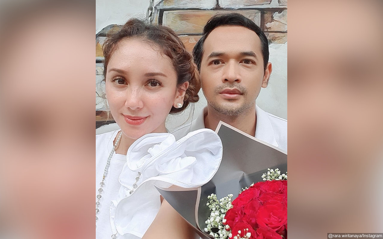 Jauh dari Gosip, Oka Antara Tulis Pesan Romantis Untuk Istri Saat Anniversary Pernikahan ke-13