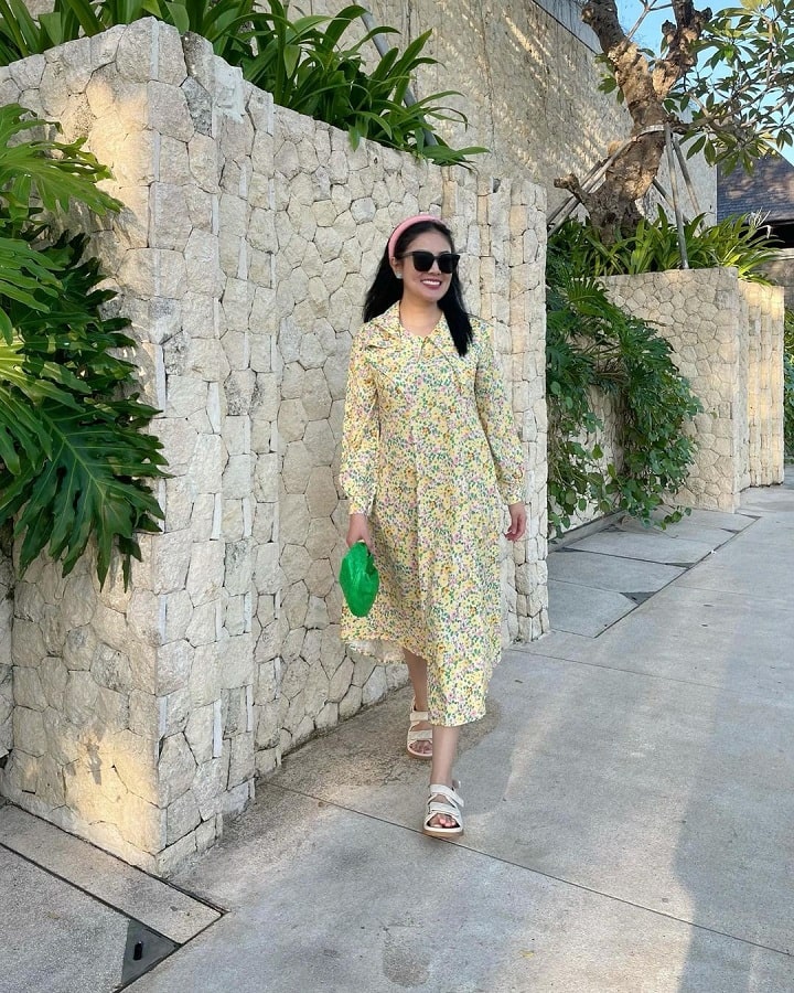 Senyum dan <i>outfit</i> nindy yang cerah