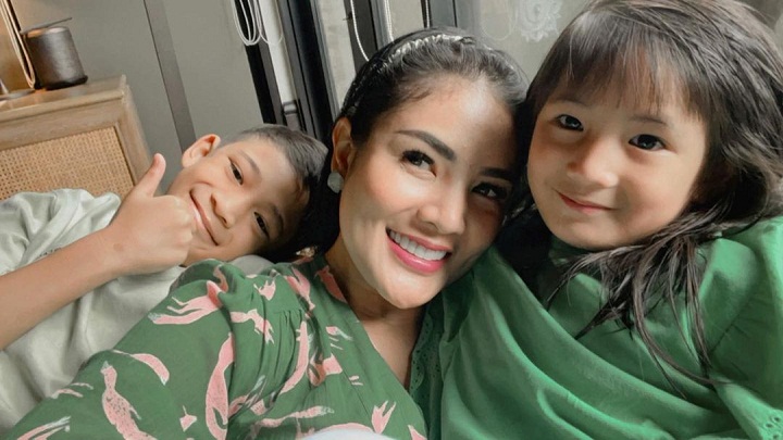 Senyum nindy bareng anak-anak