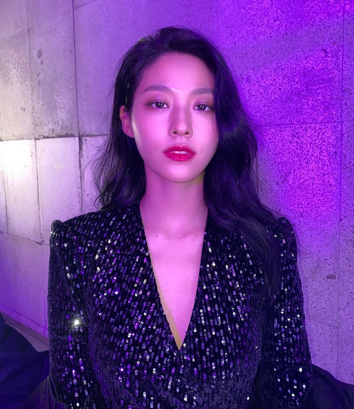 <i>Stunning</i> dengan <i>make up bold</i>