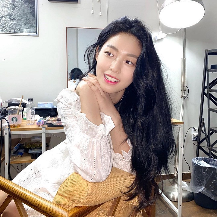 Senyum manisnya bikin jatuh hati