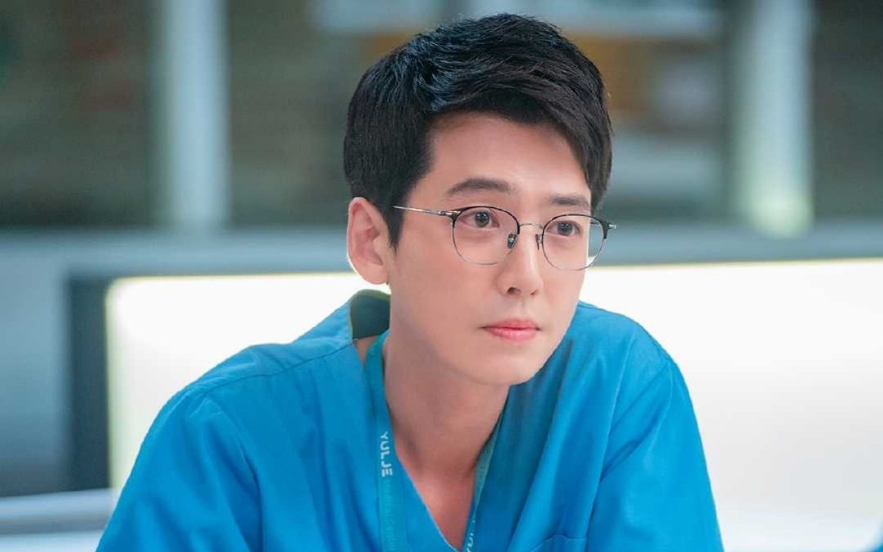 Jung Kyung Ho Galau di Teaser 'Hospital Playlist 2', Hubungan Backstreet Bakal Ketahuan?