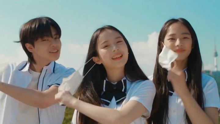 Dua Cewek ABG di MV BTS \'Permission to Dance\' Diduga Member Girl Grup Baru HYBE