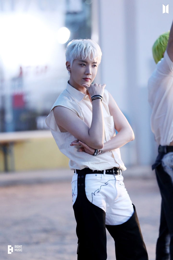 \'Permission to Dance\' BTS Dipuji Sempurna, Kekurangannya Cuma Outfit Member Ini?