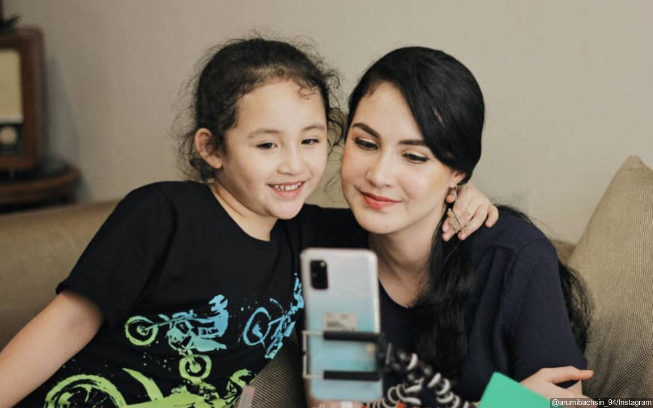 Cantik Banget, Momen Arumi Bachsin Tampil Kembaran Bareng Putrinya Ramai Disebut Bak Kakak Adik