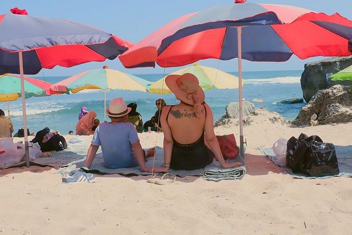 Santai berdua di pantai